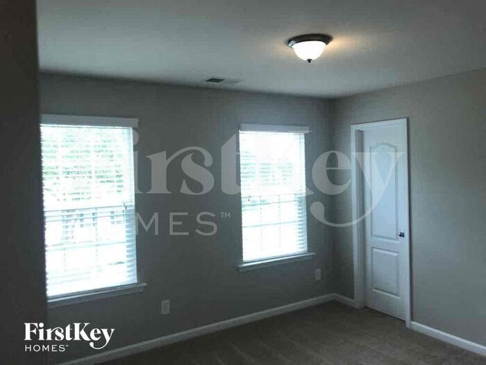 Building Photo - 112 Eden Ave