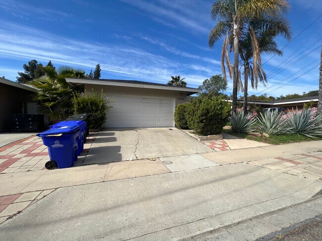 Building Photo - Rarely Available Private 5 Bed 3 Bath House w/ 2 Masters