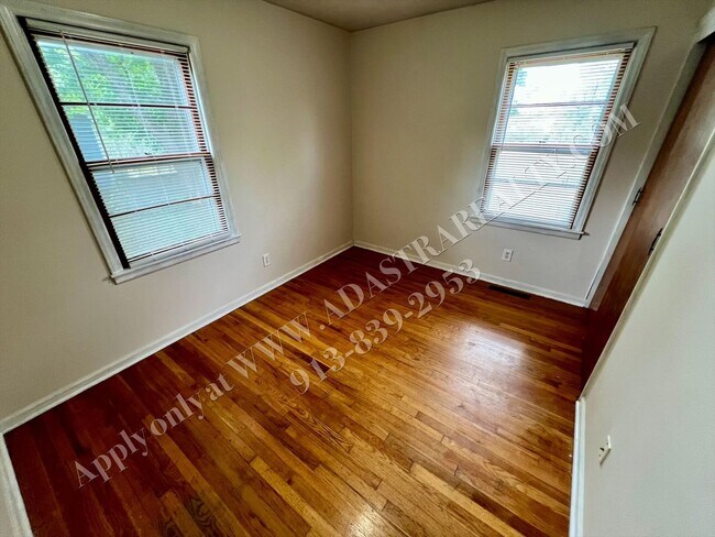 Building Photo - Darling 4 Bed 2 Bath Ranch in Olathe-Available NOW!!