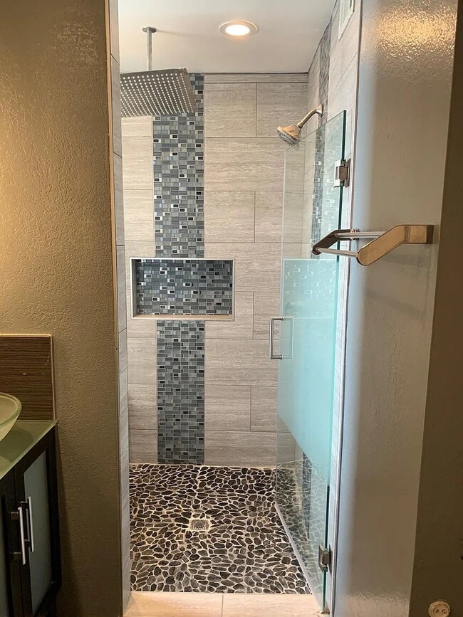 Building Photo - "Chic Desert Living: Spacious 2-Bed, 2-Bath Oasis in Palm Springs!"