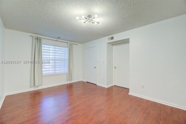 Building Photo - 1020 Crystal C