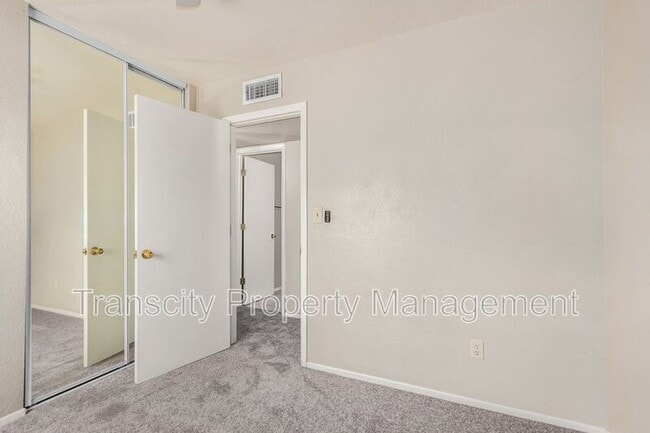 Building Photo - 832 W Laguna Dr