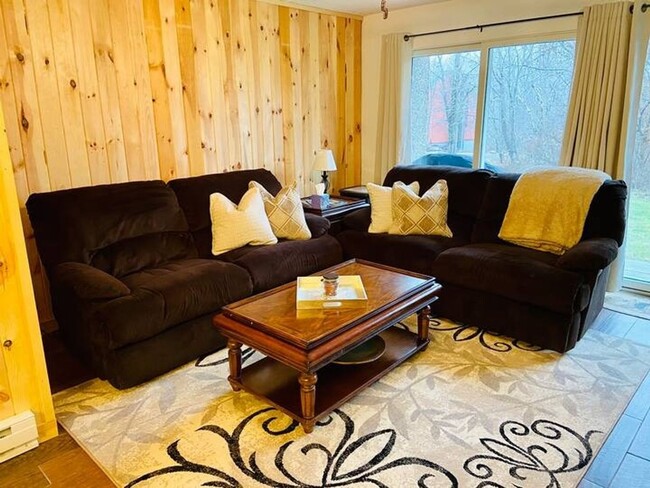 Primary Photo - Charming 3BR Townhome in Hunter