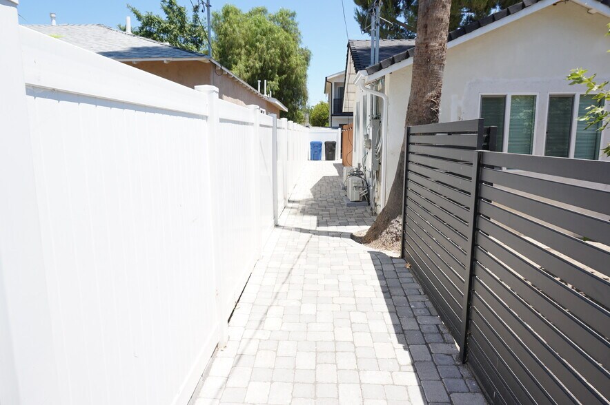 Building Photo - 10332 Jordan Ave