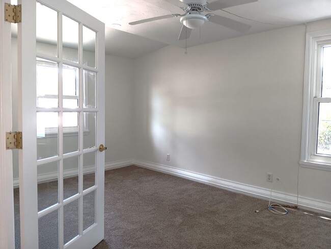 Building Photo - Big family room, granite & stainless kitch...
