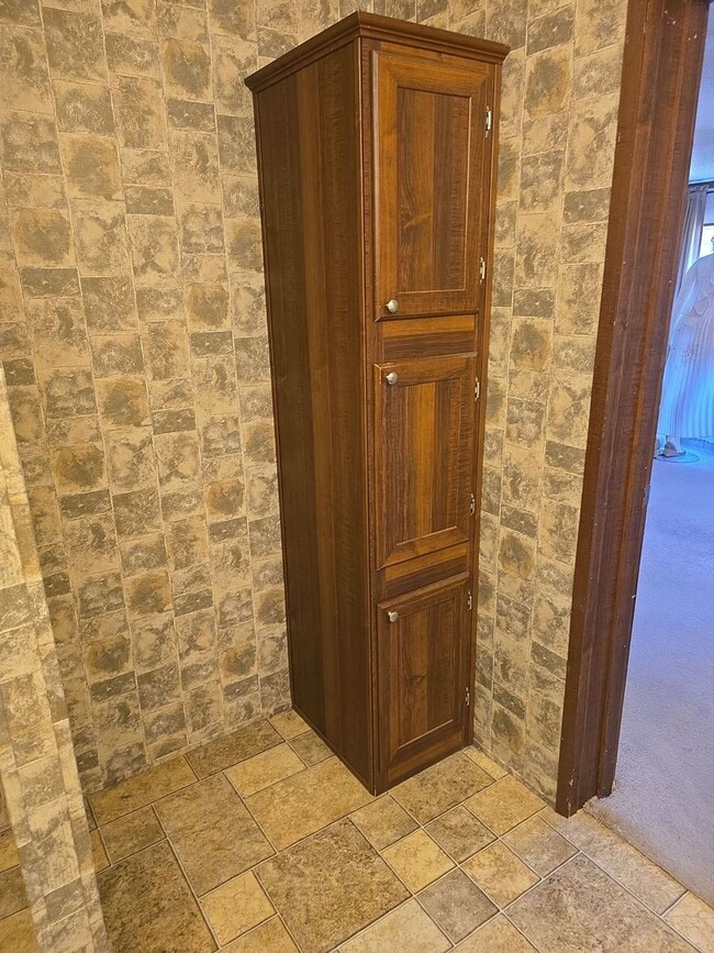 Building Photo - Refurbished 4 bedroom 2 bath