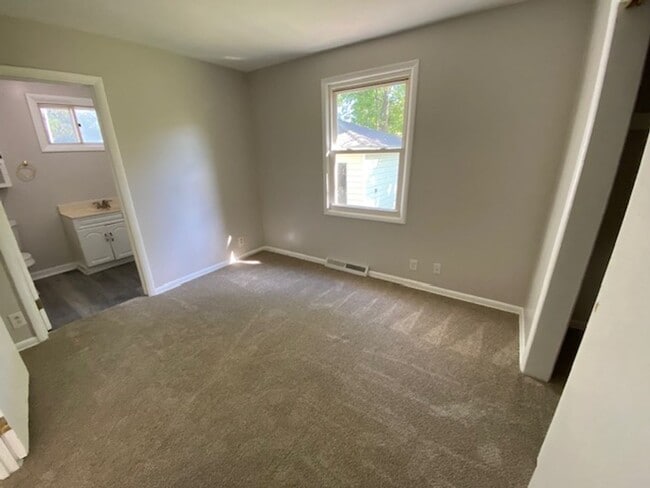 Building Photo - Charming 3BR with Main-Level Suite, Garage...