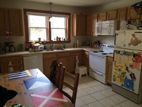 Building Photo - 2 bedroom, 1 bath Second Floor Apartment in Lemont