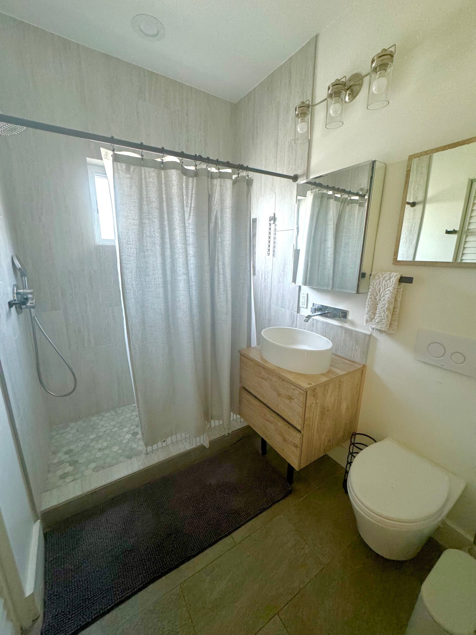 bathroom - 648 E Fairview Blvd