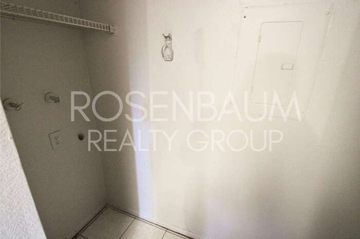 Building Photo - 410 E 9th Ave