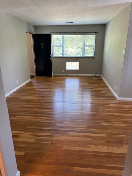 Large livingroom with natural wood floors - 520 Mariedale Dr