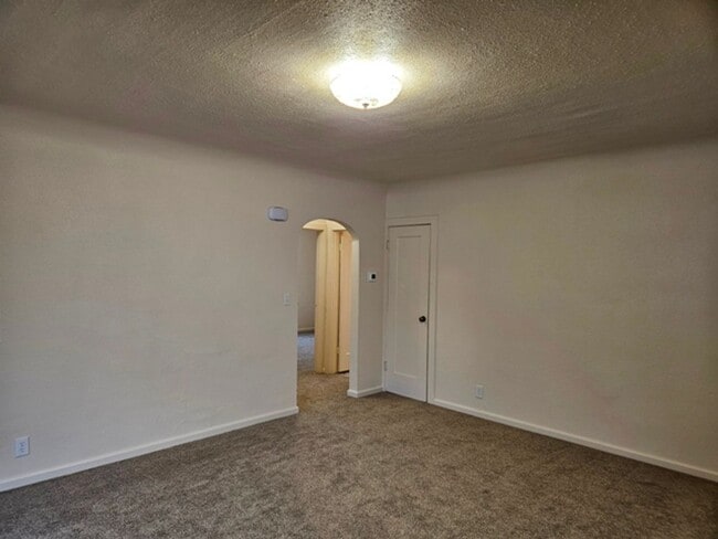 Building Photo - 2Bd/1Ba Single Story House - Available to View!