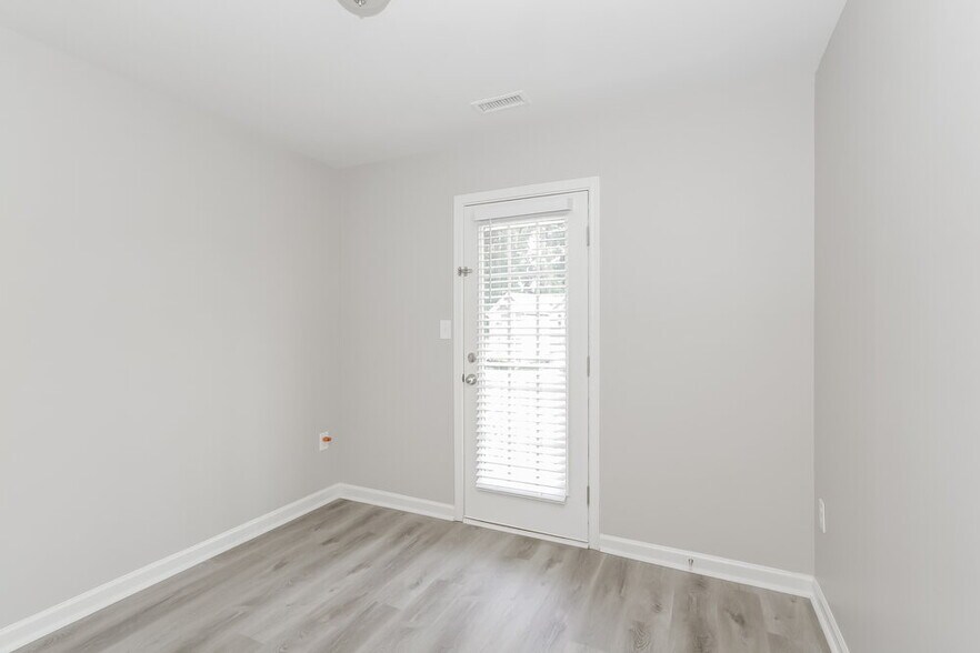 Building Photo - 111 Lookout Point Pl