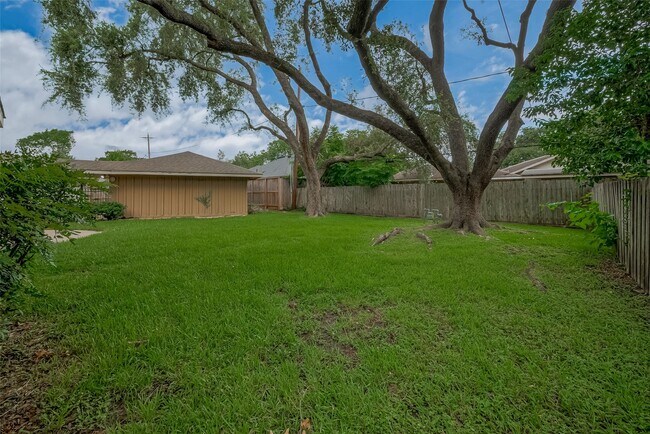 Building Photo - 7906 Braesview Ln