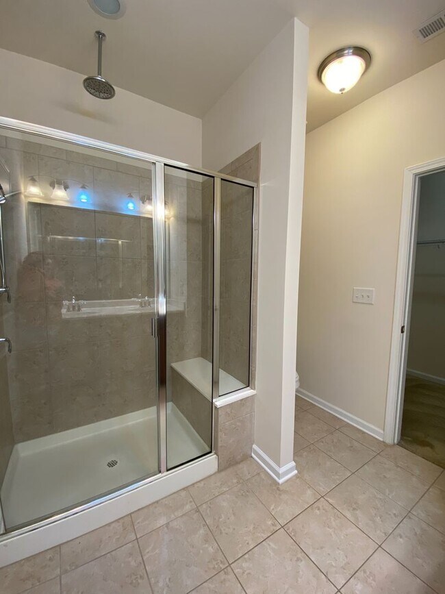 Building Photo - Beautiful 3 bed, 2.5 bath end unit townhome close to Duke!