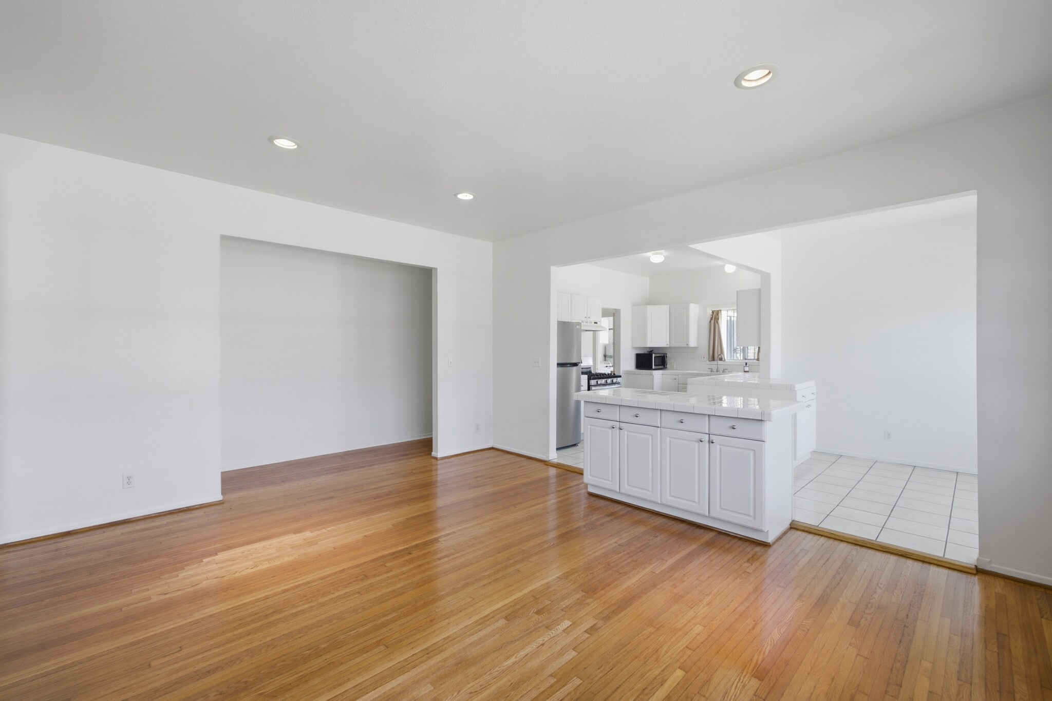 Building Photo - 1097 S Orange Dr