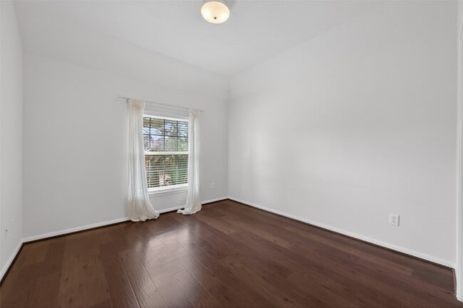 Building Photo - 3127 Edgewood Dr