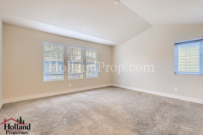 Building Photo - Gorgeous 4-Bedroom Home Near Nike & Intel ...