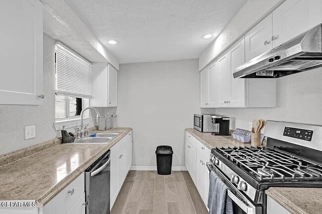 Building Photo - 2701 Penwood Dr