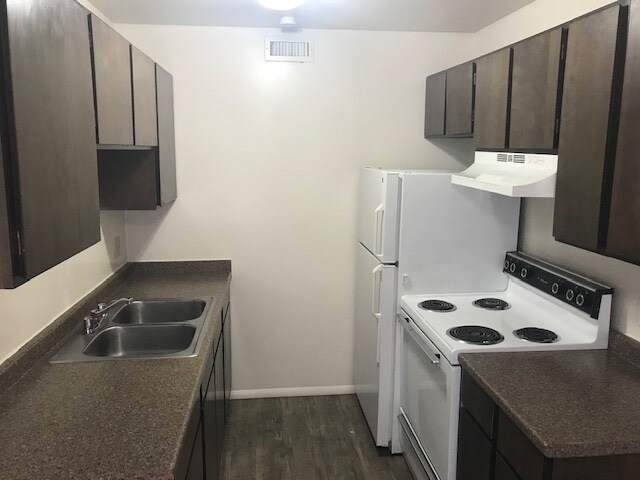 Building Photo - Beautifully updated apartment, new floorin...
