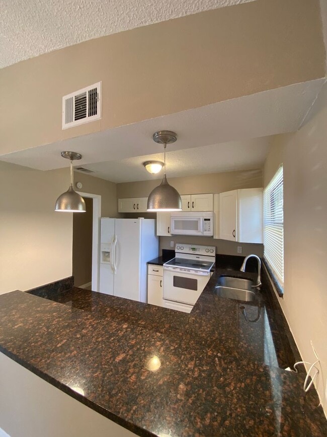 Building Photo - RANCH STYLE 3 BEDROOM 2 BATH  - NEAR USF & BUSCH GARDENS