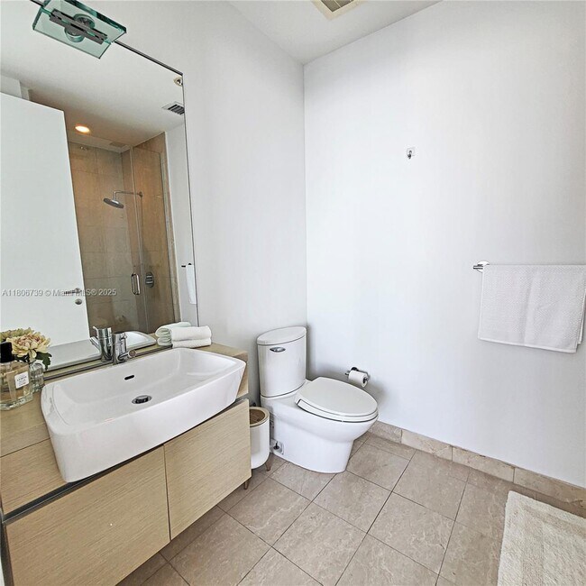 Building Photo - 200 Biscayne Blvd Way
