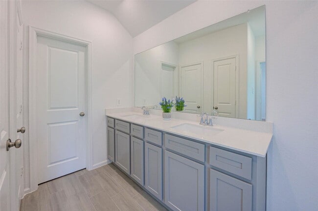 Building Photo - 609 Royal Arch Dr
