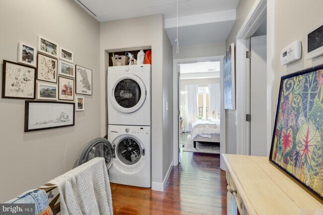 Building Photo - 221 W Girard Ave