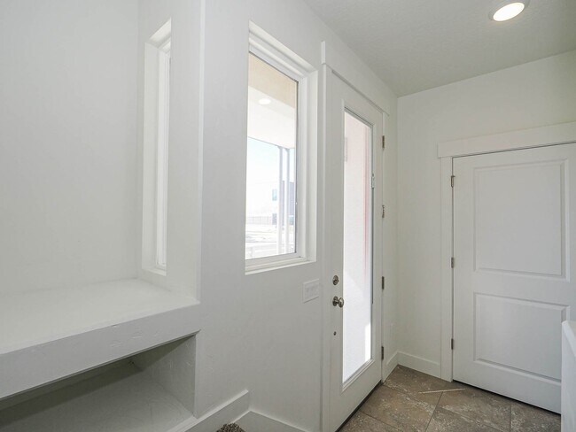 Building Photo - 3 Bedroom, 2.5 Bathroom in South Jordan