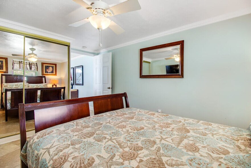 Building Photo - 1303 Gulf Dr S