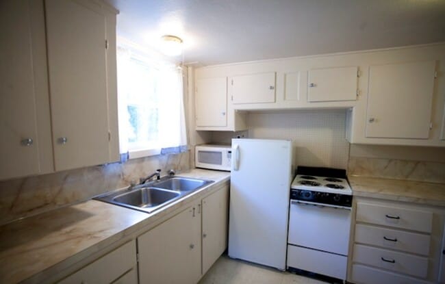 860 NE Ast - Kitchen - 805 NE California St