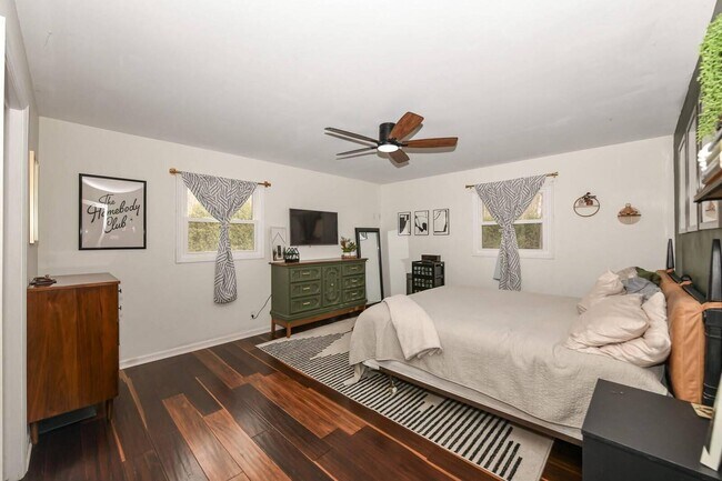 Building Photo - 13060 W Brentwood Dr
