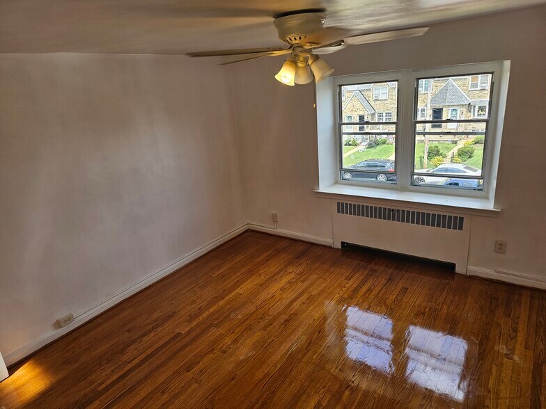 2nd bedroom with ceiling fan - 1268 Stirling St
