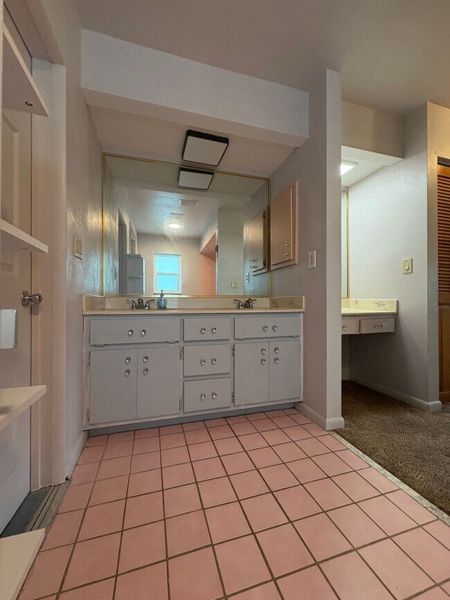 Building Photo - Spacious Florida Home Available Now!