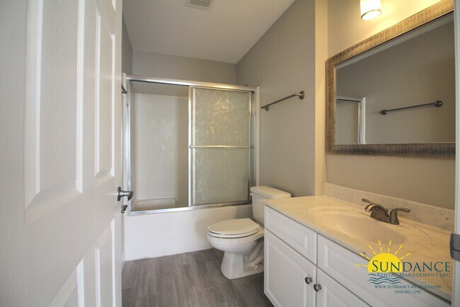 Building Photo - Beautiful 2 Bedroom Unit in Bluewater Bay