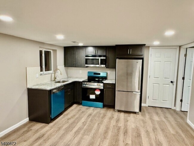 Building Photo - 264 Girard Ave