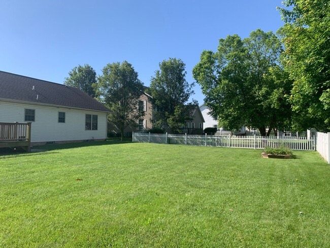 Building Photo - CONTRACT PENDING!! Lovely single family, brick rancher home with 3 beds/2.5 baths!!