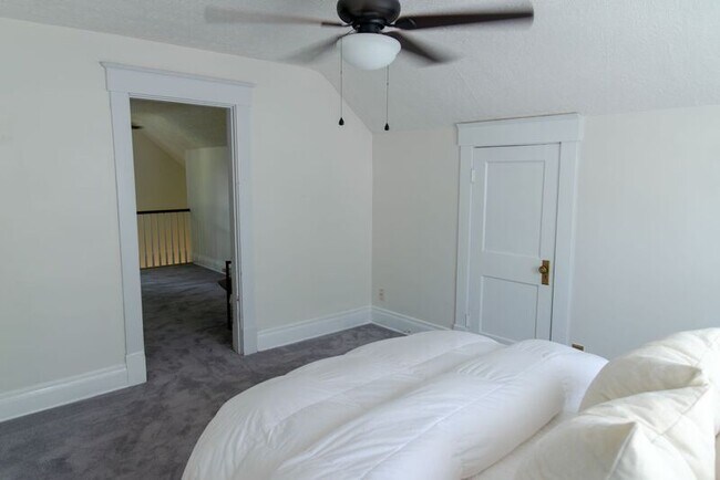 Building Photo - 6903 Cambridge Ave