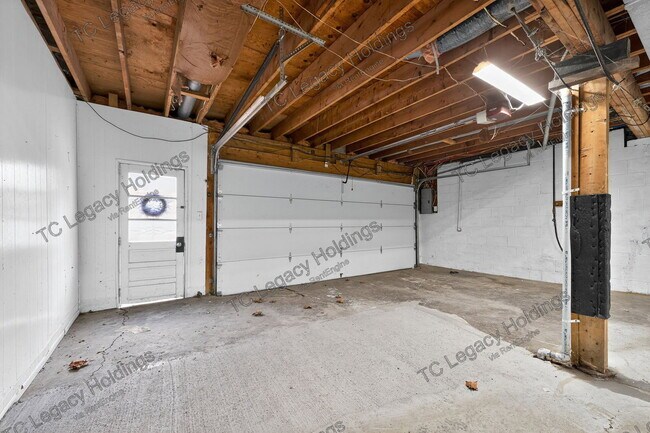Building Photo - 320 Diamond Ave