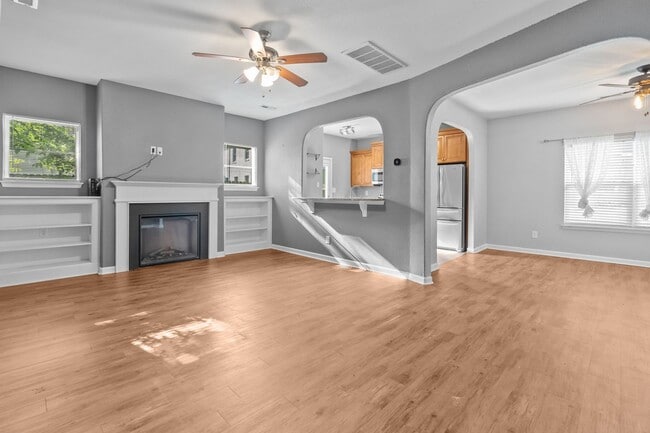 Building Photo - Spacious 4-Bedroom Home with First-Floor S...
