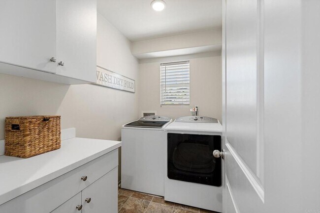 Building Photo - NEWER 3BD/2.5BA Home in desired Main Ranch Development in El Cajon!