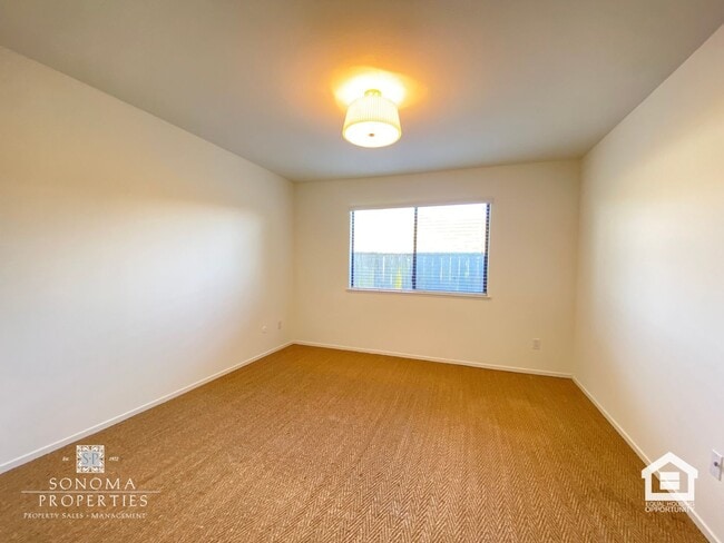 Building Photo - Ground Floor Condo on Sonoma's East Side