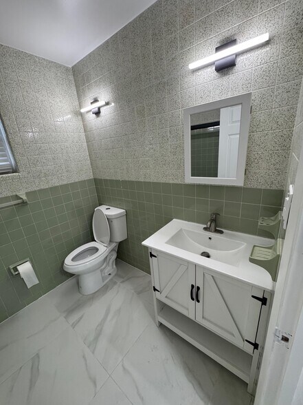 Building Photo - 1515 Camphor Dr