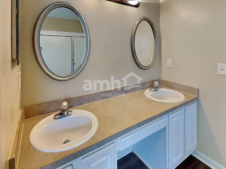 Building Photo - 8745 Edgebrook Ct