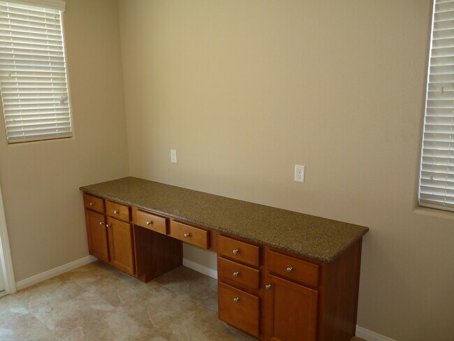 Building Photo - SOUTHERN HIGHLANDS 3 BEDROOM, 3 BATH HOME