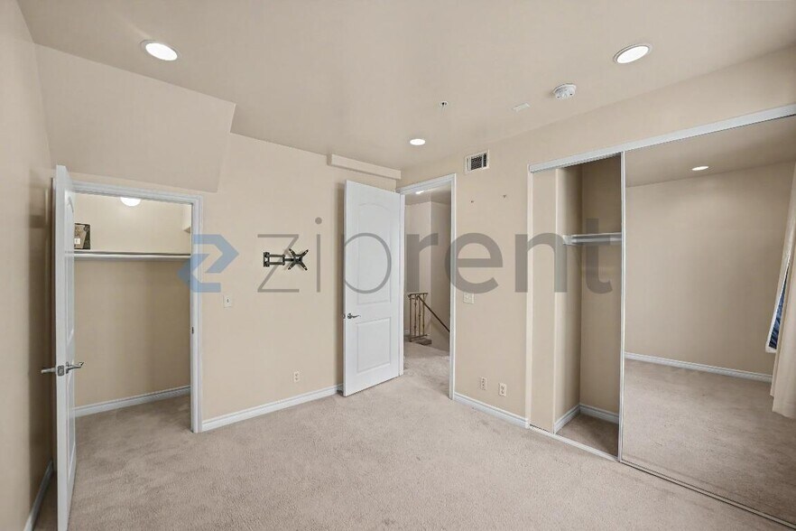 Building Photo - Unit 5