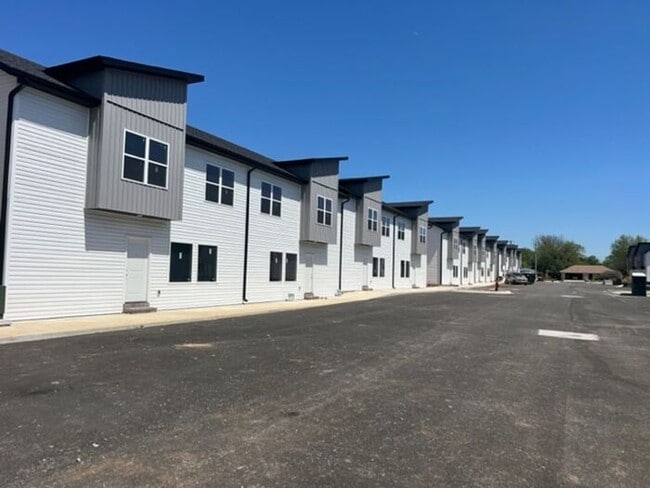 Building Photo - Public Avenue Townhomes in Clever!!! Leasi...
