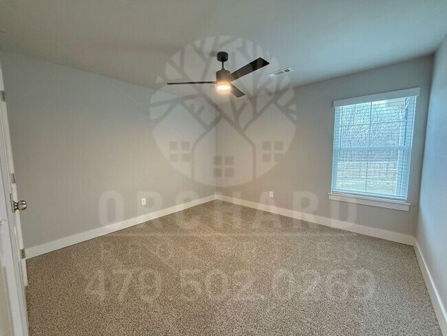 Building Photo - Single-Family Home- 2 Bed/2 Bath w/Hobby R...