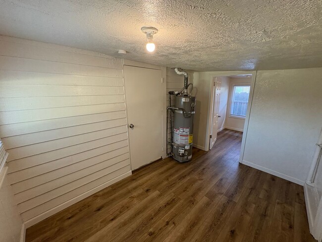 Building Photo - Spacious Dinuba Home Rent Ready!