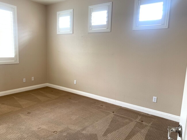 Building Photo - Four Bedrooms, Loft, and Downstairs Bedroo...